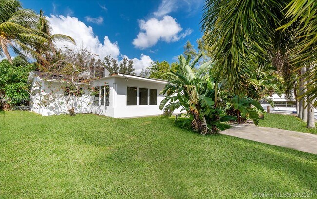 Building Photo - 4500 SW 42nd Ter