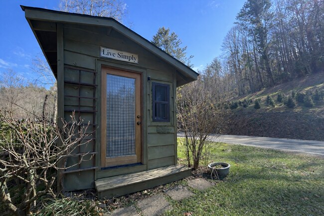 Building Photo - Creekside Cottage Living with Bonus Studio Space