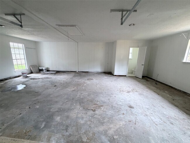 Building Photo - 2102 Lake Creek Dr