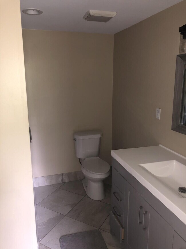 Building Photo - Nice, quiet 3/2 in North Huntingdon