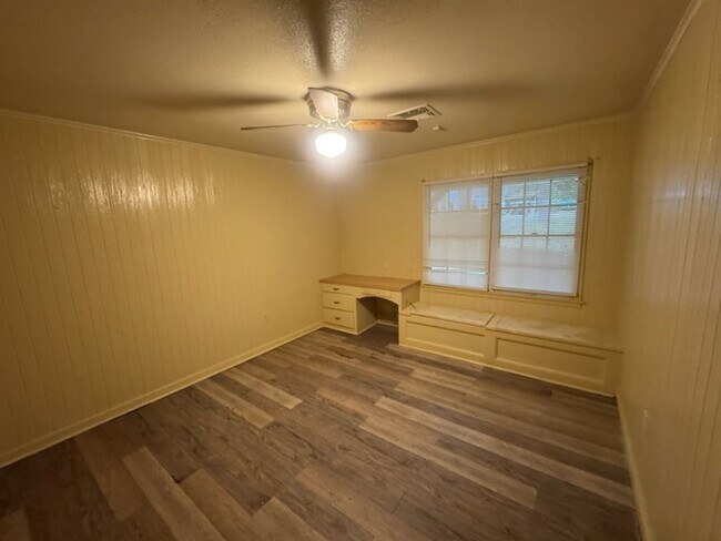 Building Photo - 247 Dona Ave