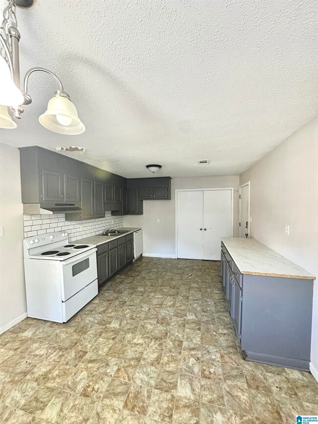 Building Photo - 678 Cummins Ave