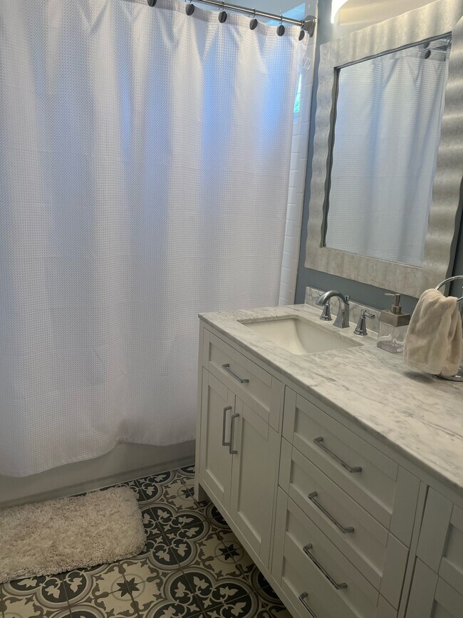 Full Bath 3 - 952 Tecumseh St