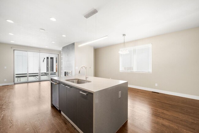 Building Photo - 3BD, 4BA Sunnyside Home With Office and Rooftop Deck