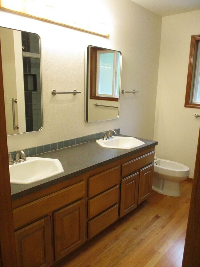 Building Photo - Beautiful 3 Bedroom 2.5 Bath Home in Gig H...