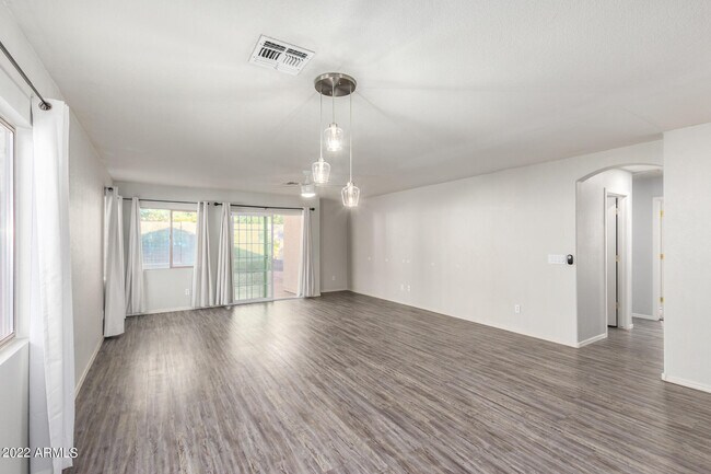 Building Photo - 2609 S Devonna Ln