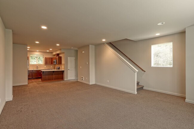Building Photo - Near Silver Lake - Spacious 4 Bedroom Town...