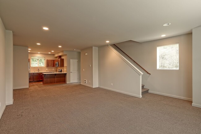 Building Photo - Spacious Townhome Near Silver Lake!