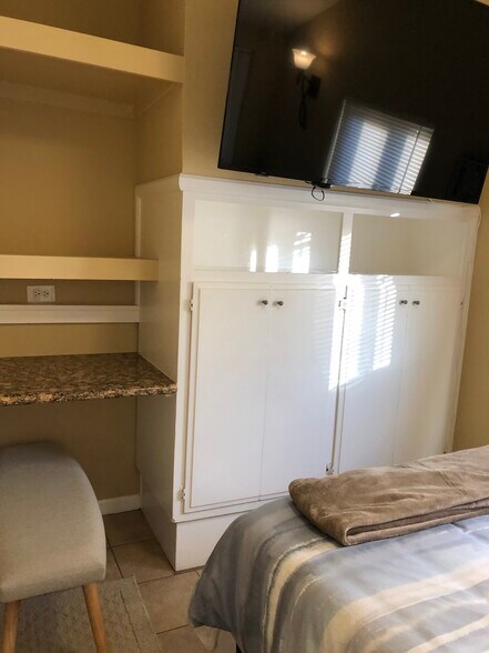 Sitting and storage area in Mezzanine bedroom - 3261 Ocean Front Walk