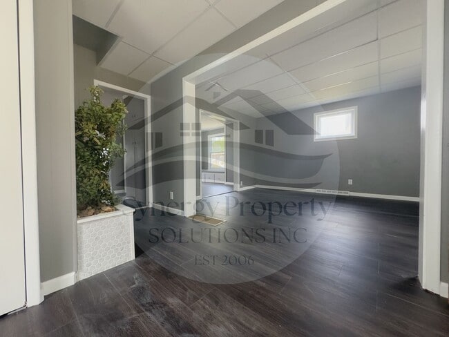 Building Photo - Crestline Home Available Now