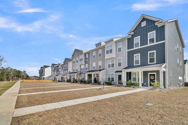 Building Photo - Modern Townhome in Prime Moncks Corner Loc...