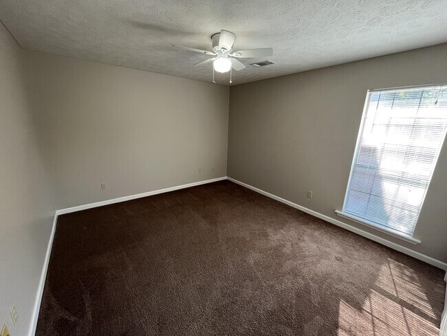 Building Photo - 28 Hillsboro Dr