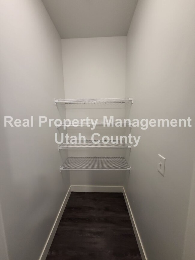 Building Photo - Small Pet Friendly Lehi Condo