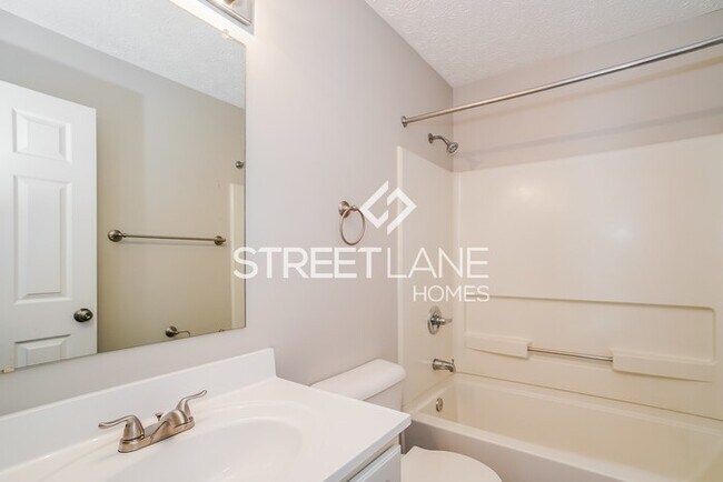 Building Photo - Large 3 BR attractive home is ready for mo...