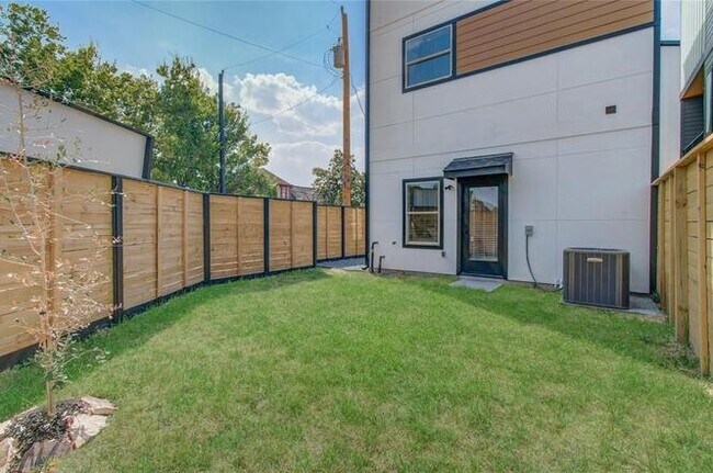 Building Photo - 2309 Eagle St