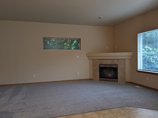 Building Photo - Beautiful 3 Bed 2.5 Bah Home in Auburn