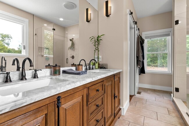 Building Photo - Spacious and Inviting - Beautifully-Mainta...