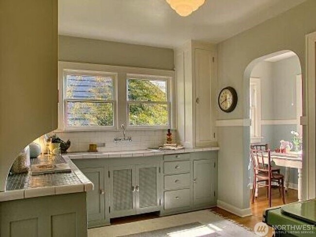 Building Photo - 807 16th Ave