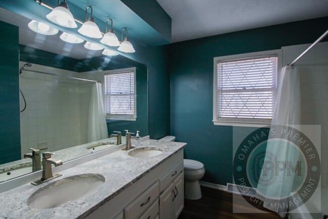 Building Photo - Charming 6 Bed 2 Bath Home Near the Offutt