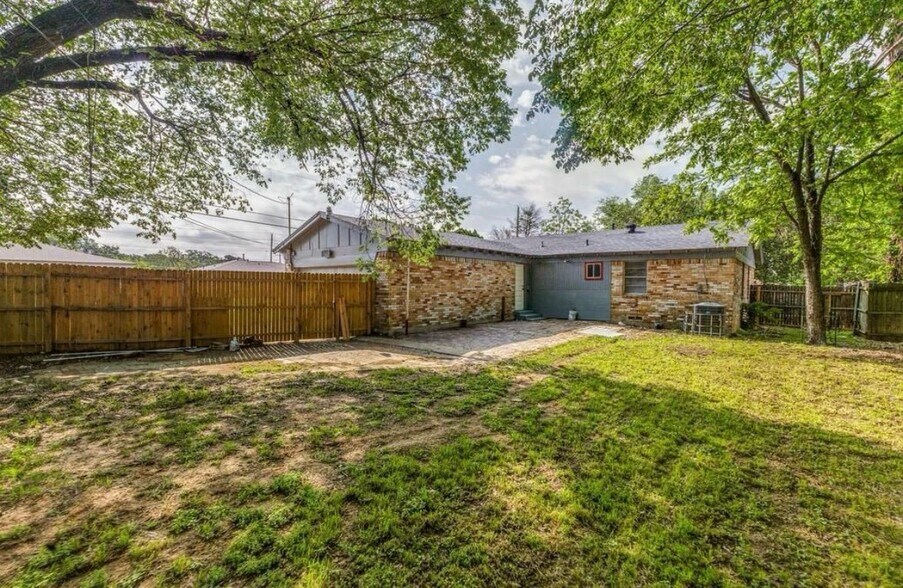Building Photo - 10125 Muskogee Dr
