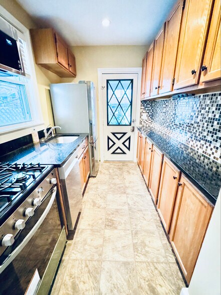 Building Photo - 1315 W 37th St