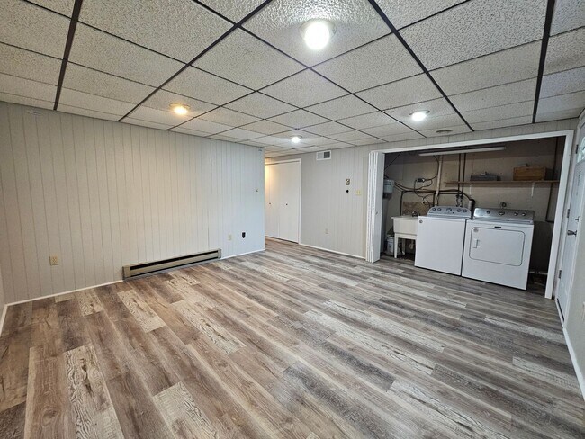 Building Photo - 3 Bedroom 1.5  bathroom End unit Townhouse near Bethlehem Catholic High School.