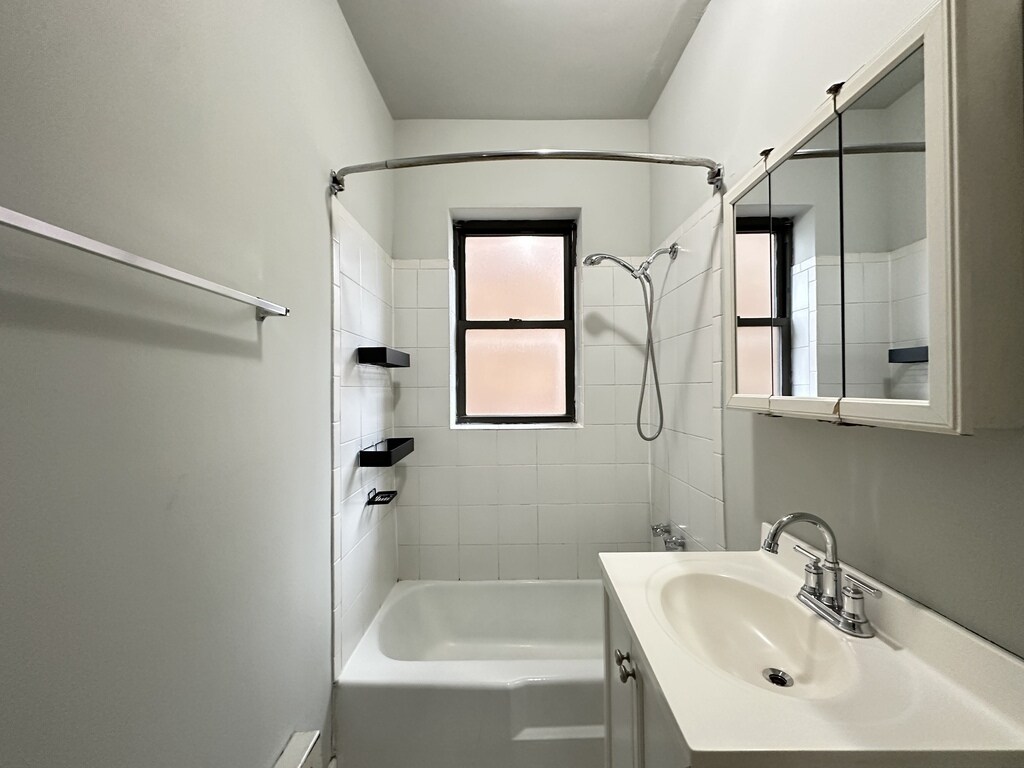 Building Photo - 3732 N Pine Grove Ave