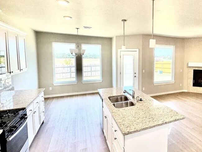 Building Photo - Pet-Friendly 3-Bed Home in Edmond - Move-In Ready!
