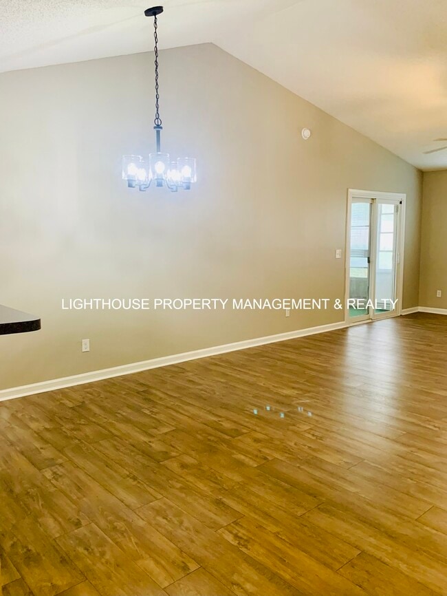 Building Photo - 2 Bed/2 Bath Single Story Townhome with At...