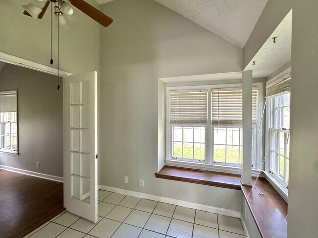 Building Photo - Renovated 3 Bedroom 2 Bath in Hendersonvil...