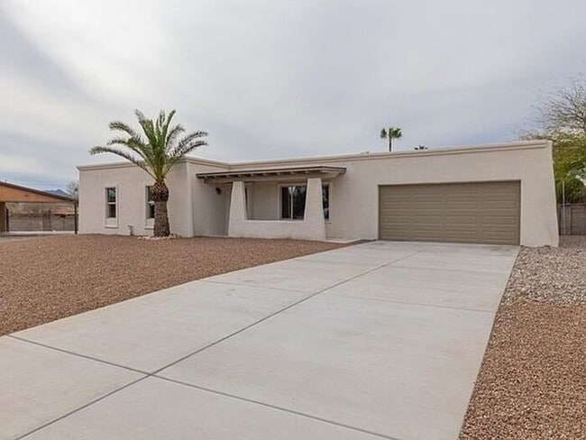 Building Photo - 4BR w/ Pool + Covered Patio in Tucson 85704