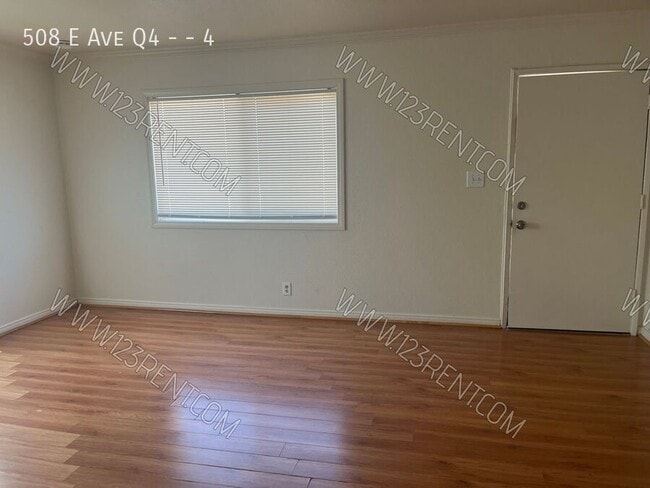 Building Photo - 508 E Ave Q4