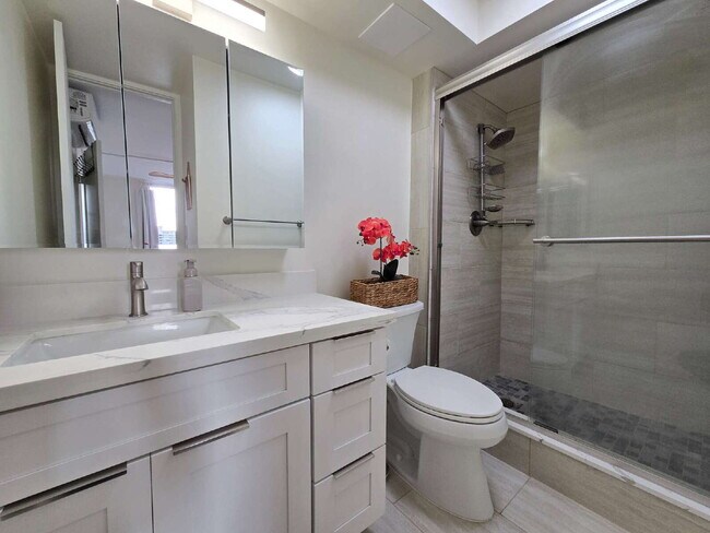 Building Photo - Fully Furnished Executive Condo Rental 2br/2ba/1pkg - Waikiki