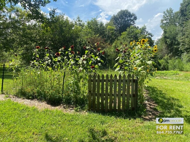 Building Photo - Beautiful Property with 3/1.5 Home!