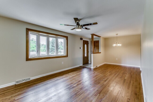 Building Photo - AVAILABLE MID-SEPTEMBER! Gorgeous 3-bedroo...