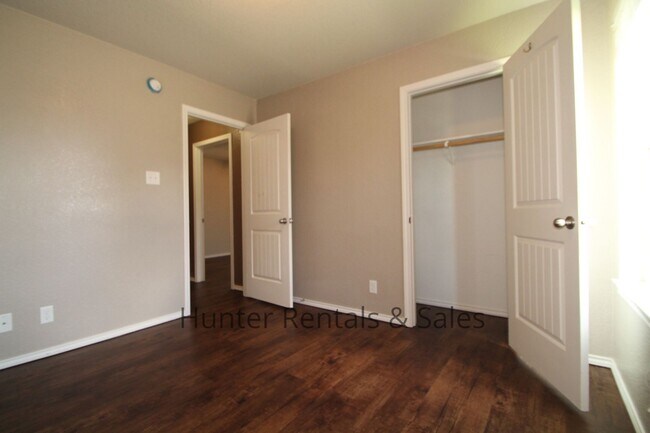 Building Photo - Fabulous Five Bedrooms!