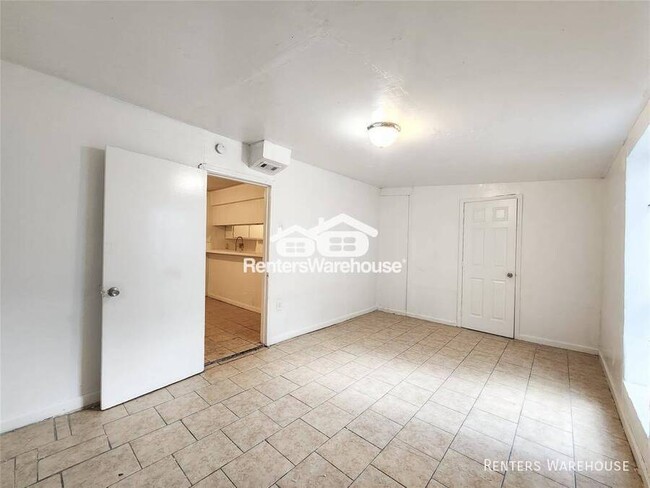 Building Photo - Well kept, lovely 4 bedroom, 2.5 bathroom ...