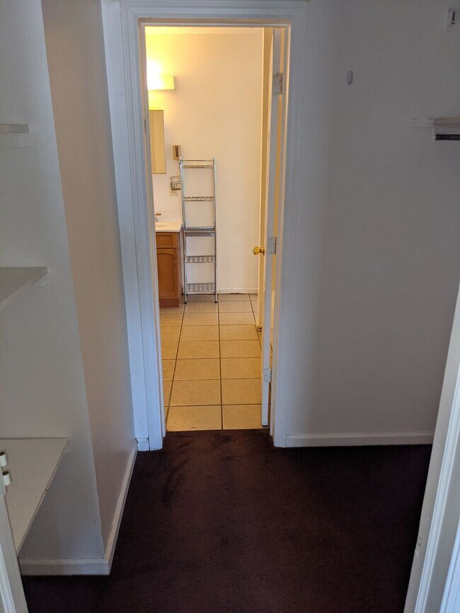 Building Photo - 1709 E Willow Ct