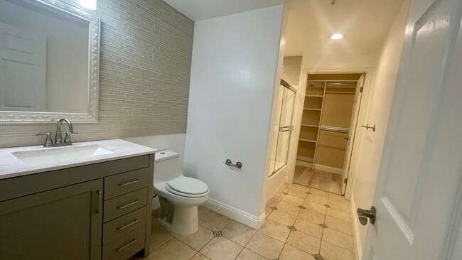 Building Photo - Beautiful 3 bedroom, 2 bath condo in La Jo...