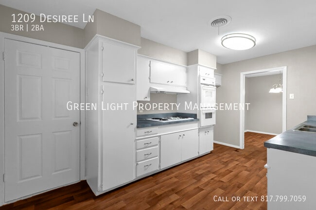 Building Photo - 1209 Desiree Ln