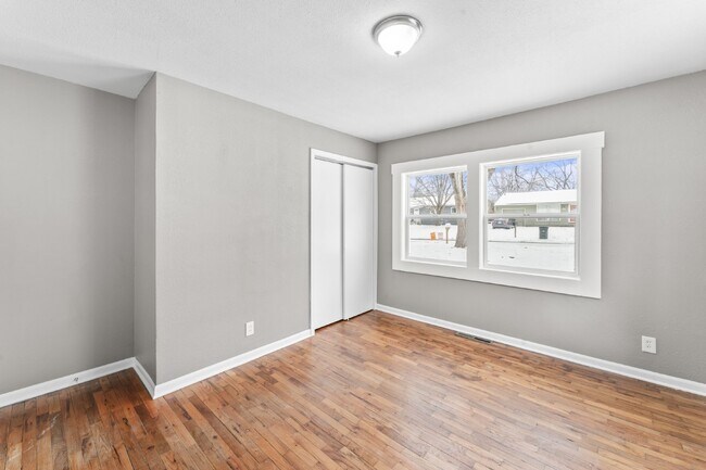 Building Photo - 2 Bedroom Home with Spacious Fenced In Yard!  1st Month's Rent is Free!*