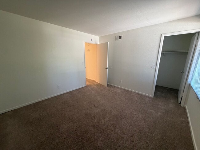 Building Photo - 800-806 S Park Hyde St