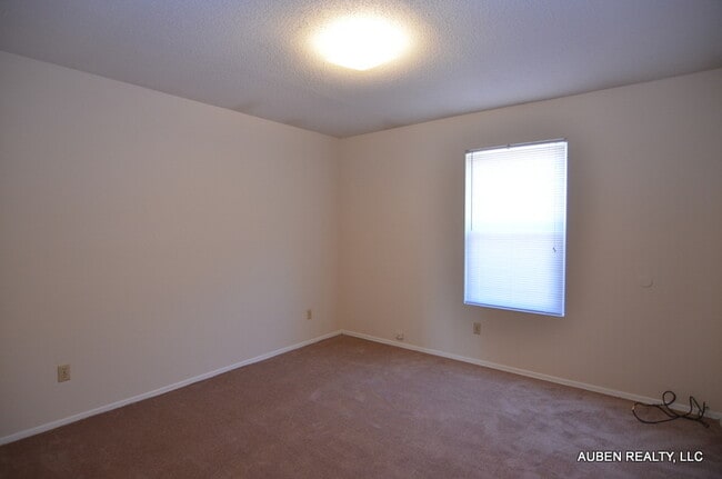 Building Photo - 2 Bedroom Duplex - Section 8 OK!