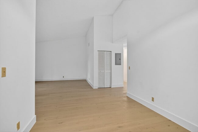 Building Photo - 708 Lago Rd