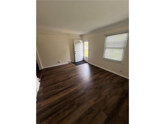 Building Photo - 18 Park Ln