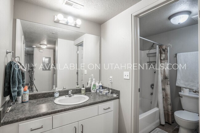 Building Photo - 892 E 700 N