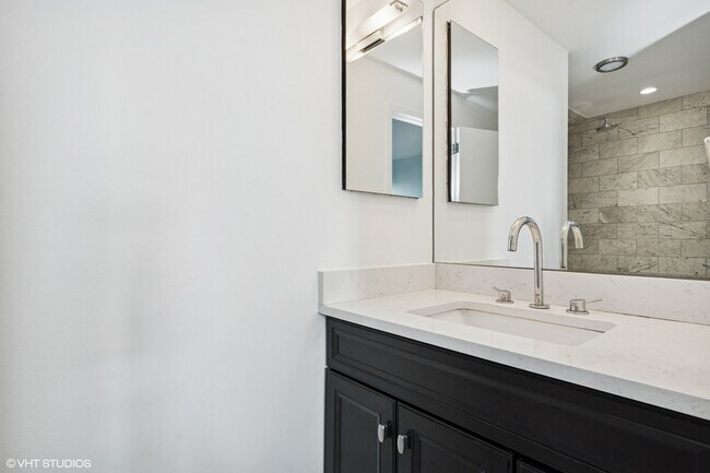Building Photo - 2100 N Lincoln Park W