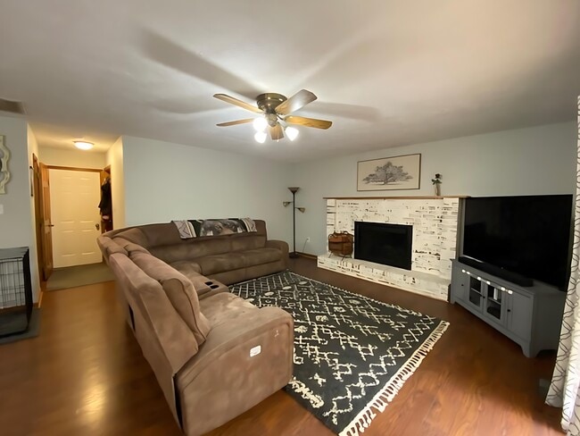 Building Photo - 8624 Valley Dr