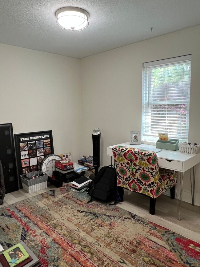 Building Photo - Updated Old Woodlands Plantation Home with Fenced Yard