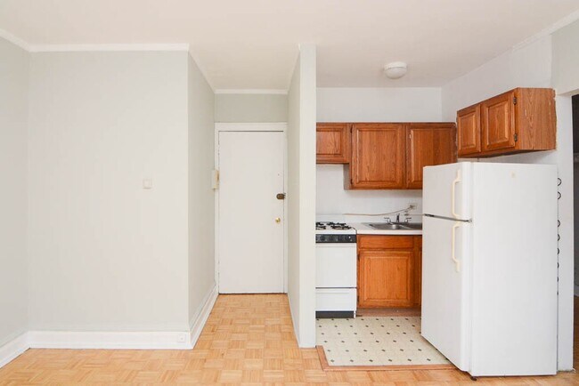 Building Photo - 714 W Belmont Ave